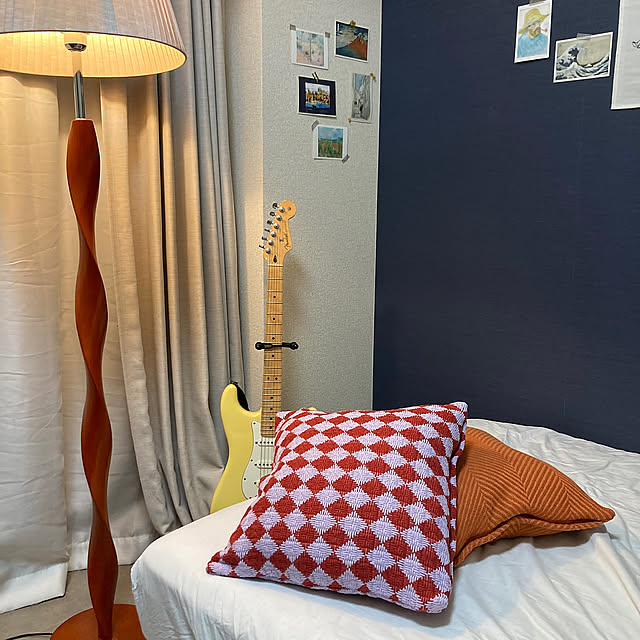 Bedroom,アクセントクロス ブルー,カラフルインテリア,クッションカバー,フロアランプ,家具,一人暮らし,ひとり暮らし,賃貸インテリア,一人暮らしインテリア,間接照明,ポストカードディスプレイ,アートのある暮らし,Francfranc,francfrancのクッションカバー yanagiの部屋