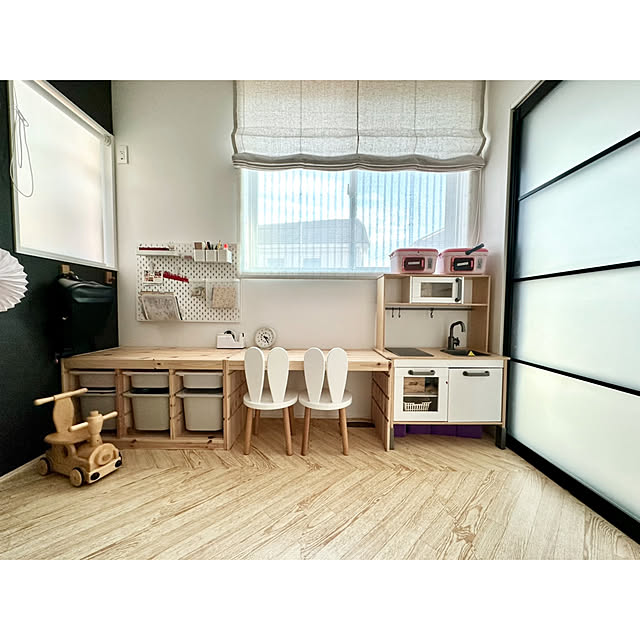 ヘリンボーン柄,黒板壁紙,IKEA パンチングボード,IKEA ままごとキッチン,キッズルーム,子ども部屋,IKEA トロファスト,引き違い戸,ラシッサS LZB,ラシッサS,LIXIL,LIXIL窓,My Desk kazumi_innbの部屋