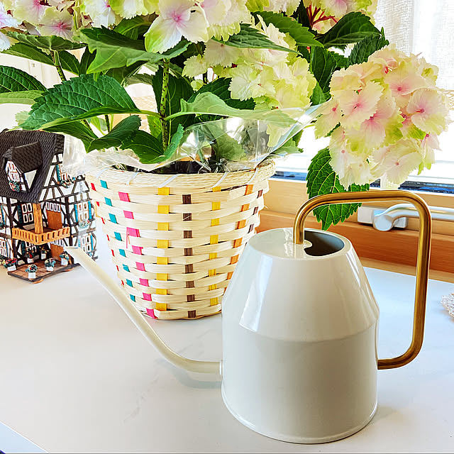 IKEAのじょうろ,IKEA,ホワイト×ゴールド,スウェーデンハウス,鉢植え,紫陽花,お部屋にグリーン,棚　ディスプレイ,My Shelf MeineLieblingssachenの部屋