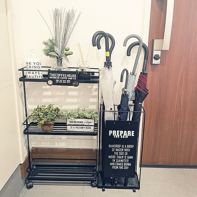 Entrance,傘の置き場所,ニトリ 傘立て,男前インテリア,男前風,山崎実業 tower,towerスリムキッチンワゴン,フェイクグリーン,い草フレグラス グレー,スペースの有効活用,日傘,日傘収納,一戸建て,モノトーン好き,プチプラインテリア,サワデー香るスティック,金木犀,金木犀の香り,トルクメン風 洗えるラグ SACHIの部屋