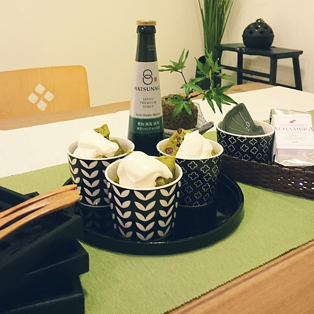 My Desk,ダイニング,和ダイニング,甘味,おやつ,抹茶シフォンケーキ,抹茶シロップ,格子,トレイ,テーブルランナー,イケア,座椅子,テーブルコーディネート,スツール,蚊遣り,香炉,南部鉄器,フラワーベース,苔玉,青紅葉,和モダン,小上がり和室,四畳半,和室,モノトーン bebikoの部屋