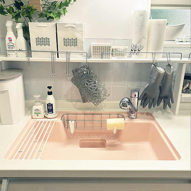 Kitchen,ワンアクション,スポンジ置き場,ピンク,壁付けキッチン,シンク周り,人造大理石シンク,ゴム手袋 tanboの部屋