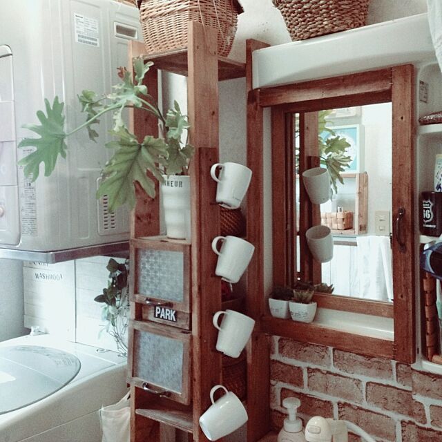 Bathroom,洗面台リメイク,昔ながらの洗面台,扉風木枠のネジは隣の棚にて固定,狭小洗面所 tomoの部屋