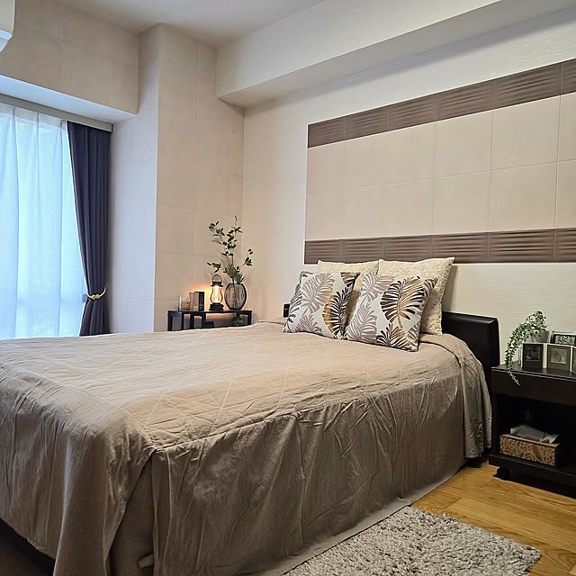 Bedroom,窓,グリーン,カーテン,寝室,クッション,ブラウン,ラグ,ベッドルーム,オブジェ,ディスプレイ,造花,ベッドカバー,夏,サイドテーブル,マンション,エコカラット,ダブルベッド,クッションカバー,3LDK,ダイソーのフェイクグリーン,ブラウンインテリア,バルミューダ ランタン,BALMUDA The Lantern,このカラーが好き！,ホテルライク,ベッドスプレッド,2025.8.11寝室でいまトピ掲載 love1017の部屋