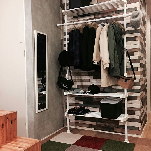 Bedroom,子供部屋女の子,着替えスペース,身支度スペース,壁紙屋本舗,壁紙DIY,ランダムウッド柄,コンクリート壁紙,山善,頑丈つっぱりラック,コート置き場,カフェ風,男前,東リファブリックフロア,東リタイルカーペット,アタック550 ノマギー,モニター商品,ニトリの鏡,IKEAのトロファスト irieriの部屋