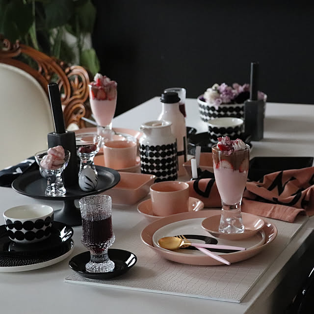 モノトーンインテリア,Black pink,春のコーディネート,イッタラ　パウダー,イッタラティーマ,Iittala,イッタラのある暮らし,モノトーン,interior,花のある暮らし,白黒インテリア,IKEAのある暮らし,白黒,ホワイトインテリア,IKEA,癒しの空間,北欧インテリア,ペットとの暮らし,イケア,black,庭の花,インテリア,テーブルセッティング,ティータイム,イッタラ,ディスプレイ,My Desk,デザインレターズ,スナオホーム,黒い器 Noirの部屋