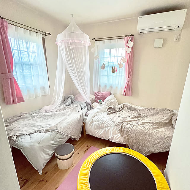 Bedroom,子ども部屋,キッズルーム,模様替え,生活感,こどもと暮らす。,おうち時間,自然素材の家,季節を楽しむ暮らし,自然素材,ミックスインテリア,ピンク,ベッドルーム,4.5畳の子供部屋,トランポリンのある部屋,姉妹の部屋 muraの部屋