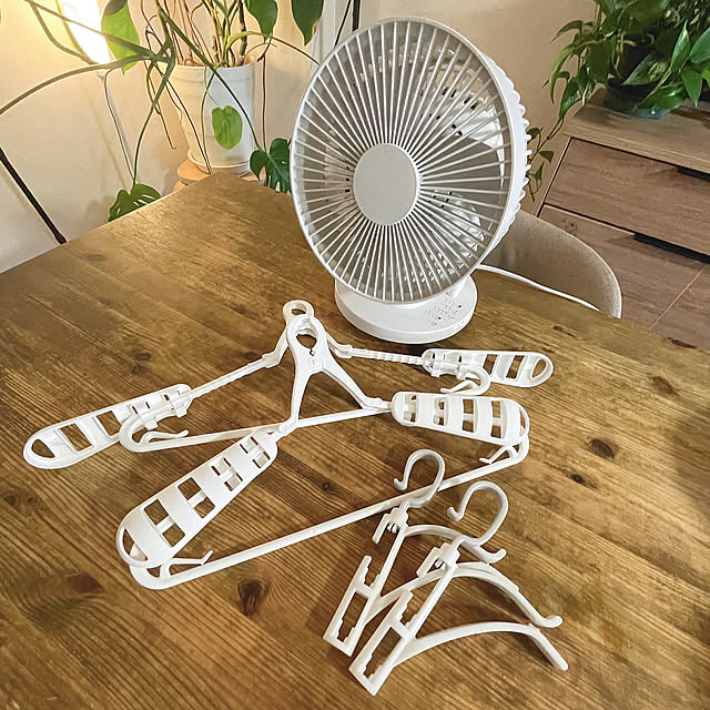 My Desk,カインズ乾きやすいハンガー,ニトリ,わが家の室内干し,IKEA,2LDK,2人暮らし,賃貸でも諦めない！,心地よい暮らし,セカンドライフ,『RCカントリー倶楽部☆』,すっきり暮らす,グリーンのある暮らし,パーカーハンガー,無印良品サーキュレーター akoの部屋
