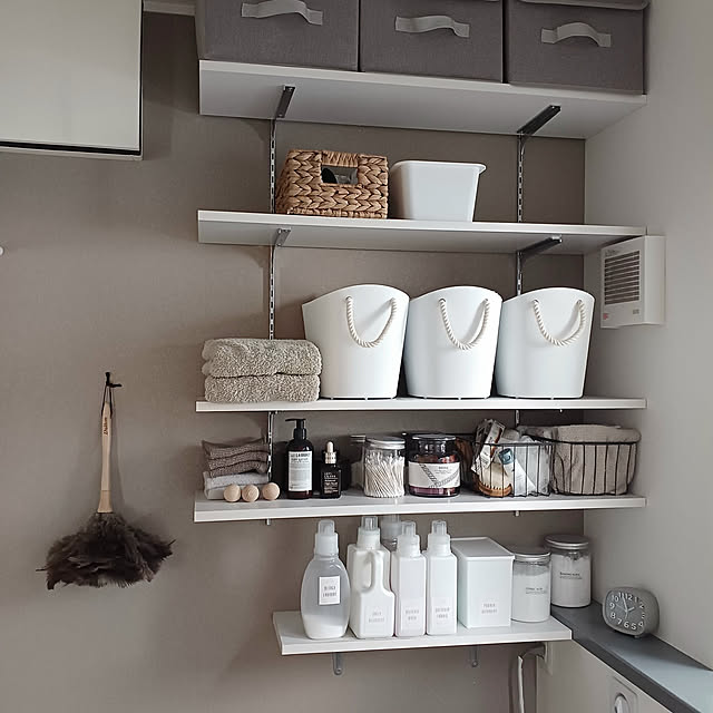 Bathroom,グレーインテリア,洗面所,DIY,DIY棚,見せる収納,可動棚,ガチャ棚,アクセントクロス,グレー,タオル収納,収納棚,洗剤ボトル,詰め替えボトル,飾り棚,かご収納 orioriの部屋