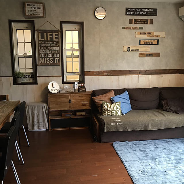 Lounge,5児ママ,DIY,リメイク,板壁,壁紙リメイク,かっこよくしたい,子沢山インテリア,コンクリート柄壁紙,IG⇨SAKICHIN55,IKEAソファ,バッファロー・モニター,Wi-Fiルーター ,クッション逆さまw笑 kodakusan.sakiの部屋