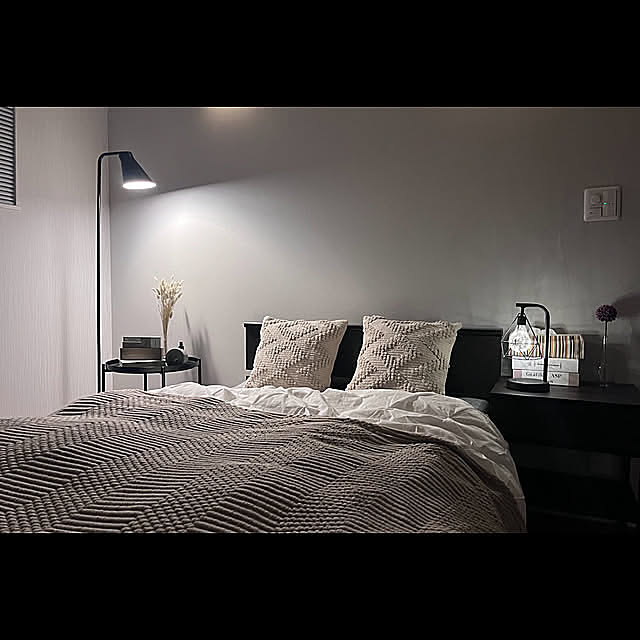 Bedroom,R6.01.21,間接照明,主寝室,テーブルランプ,フロアランプ,ブランケット,ニトリクッションカバー,リラックス空間,スタイリッシュモダン,癒し,くつろぎ空間,落ち着ける場所 izumikoの部屋