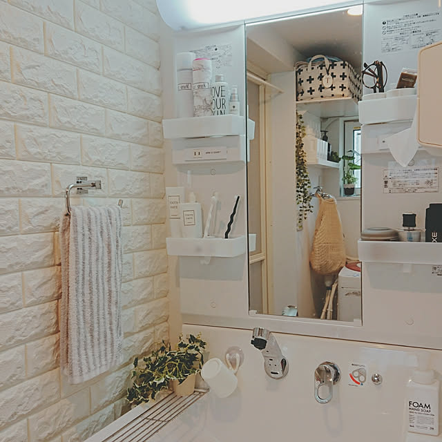 Bathroom,水回り,こどもと暮らす。,3COINS,ニトリ,みかづきももこ,観葉植物♡,mno・o・tone,sarasa design store,セリア,無印良品,クッションレンガシート,Daiso,洗面所,洗面所の壁,汚れ防止対策,LIXIL洗面台,突っ張り棒,LIXIL mri96の部屋