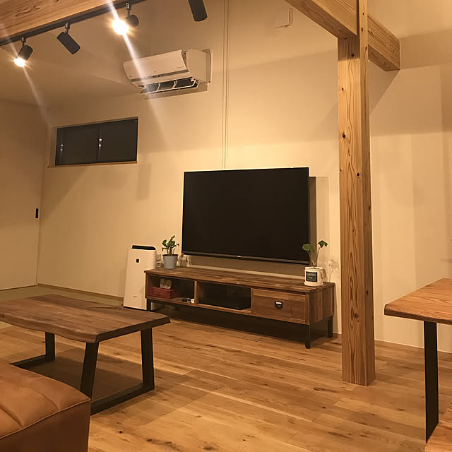 Lounge,テレビボード,CRASH GATE,関家具,オークフローリング,平屋,梁,シーリングファン,ホワイトオーク,塗り壁,ライティングレール,オーデリック,黒サッシ miwaの部屋