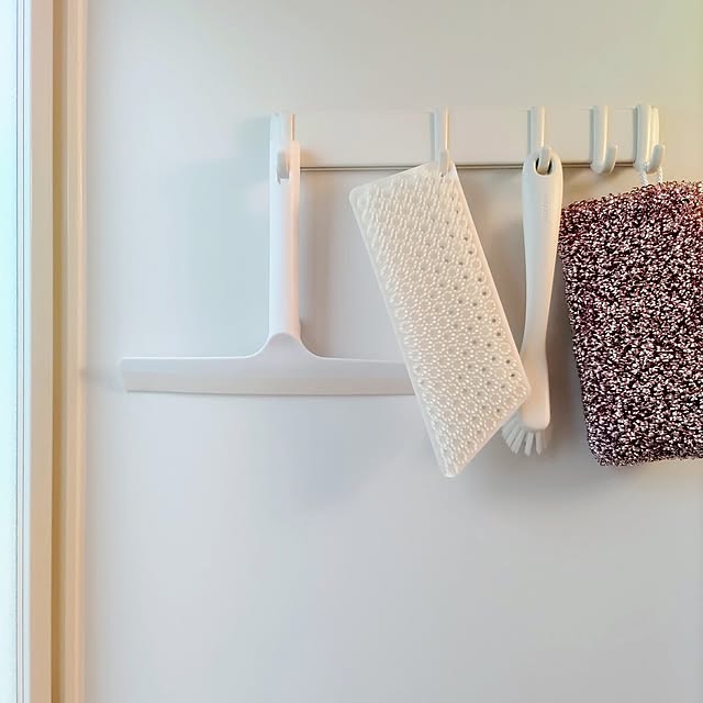Bathroom,お風呂収納,マーナ,マグネットフック,お風呂掃除グッズ,ダスキン 浴槽用スポンジ,2023.9.29,シンプルライフ,マーナ お風呂のミニブラシ,tidy,マーナ マグネットフック5連,ティディ プラタワフォーバス,セリア バススクイジー miwaの部屋