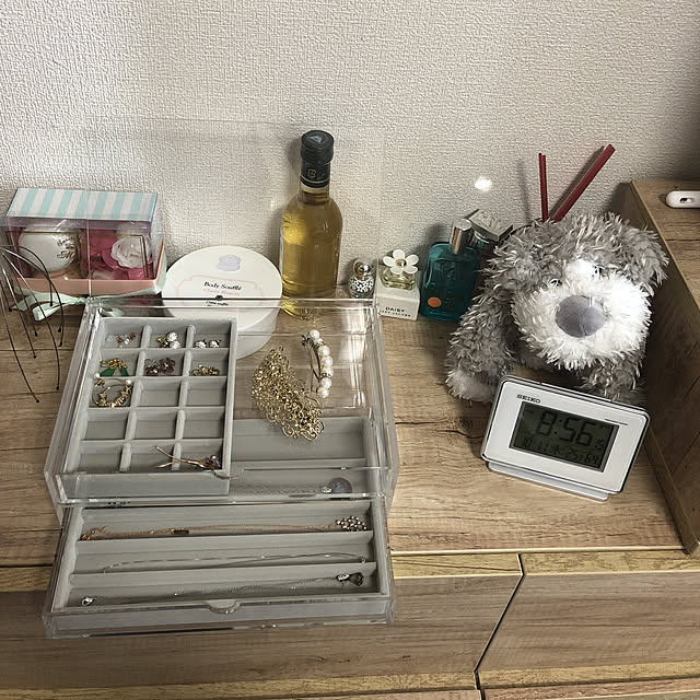 Lounge,ラリン ボディソフレ,ラリン,ボディークリーム,香水,MARC JACOBS,SAVON,テレビ台,めざまし時計,時計,SEIKO,ピアス収納,ネックレス収納,ネックレス,ピアス,アクセサリーボックス,アクセサリー見せる収納,アクセサリーディスプレイ,アクセサリー収納,アクセサリー,アクリルケース,無印,無印良品,ニトリのぬいぐるみ,クタクタヌイグルミ,NITORI,ニトリ mikoの部屋