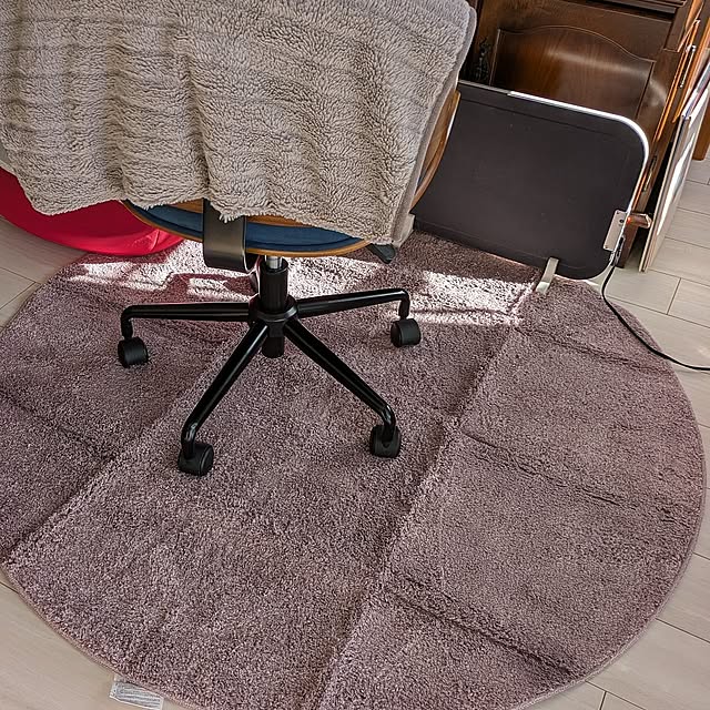 ラグ,マンション,ニトリ,冬,買ったもの,チェアマット,ネット通販,マンション暮らし,椅子の下,在宅ワーク,テレワーク,在宅勤務,在宅ワークスペース,テレワークスペース,着画,ほこりがとれやすい洗えるラグ,椅子の下に敷く,折りじわ,キャスター椅子の下に,ほこりが取れやすい洗えるラグ mi-saの部屋