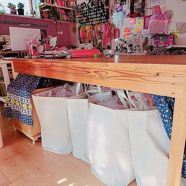 My Desk,田舎ライフ,田舎暮らし,田舎,おうち時間,カラフル,水玉,仕事部屋,ドット,クラフトルーム,ソーイングルーム,ダイソー,ランドリーボックス saの部屋