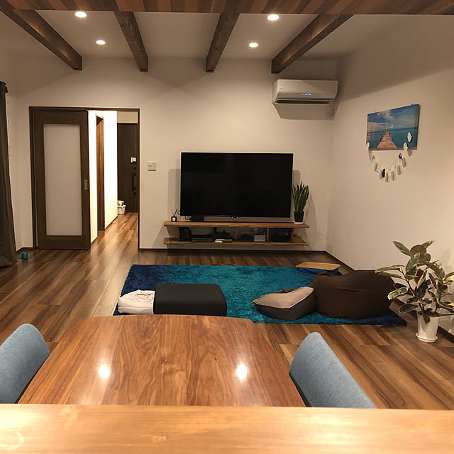 サンセベリア,テレビ壁掛けDIY,テレビ壁掛け,Lounge,化粧梁,VILLA,ウォールナット,木が好き,お気に入り,おしゃれな家,くつろぎ空間,スピーカー埋め込み,レッドシダー天井,調光ダウンライト,リゾートスタイル,観葉植物,主夫,フィカスルビー,Lounge Shoki19の部屋