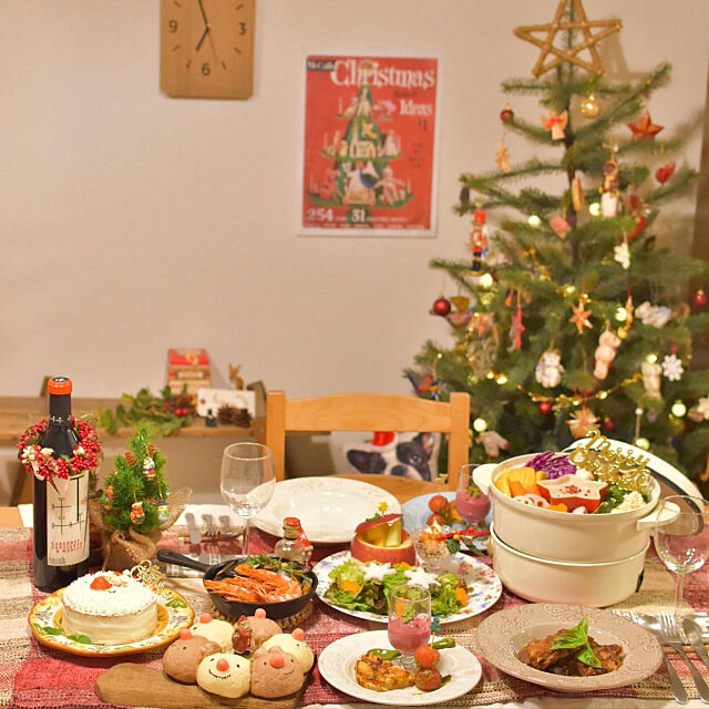 今日は特別な日 クリスマスの食事が映えるテーブルコーディネート Roomclip Mag 暮らしとインテリアのwebマガジン