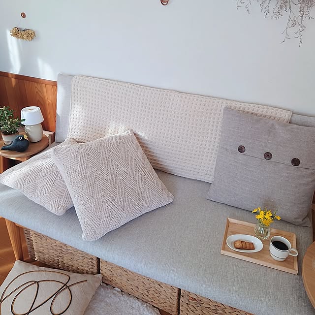 Lounge,クッション,ニットクッション,ヘリンボーンクッション,アクタス,クッションカバー,ソファ,イイホシユミコポーセリン,オーバルプレート,ARABIA,poler,ミナペルホネン kotori,Audo Copenhagen,おやつ,癒し,ナチュラルインテリア,くつろぎスペース,春,オンシジウム,2枚投稿です♡,見ていただき感謝です♡,hokka,米蜜ビスケット mak.の部屋