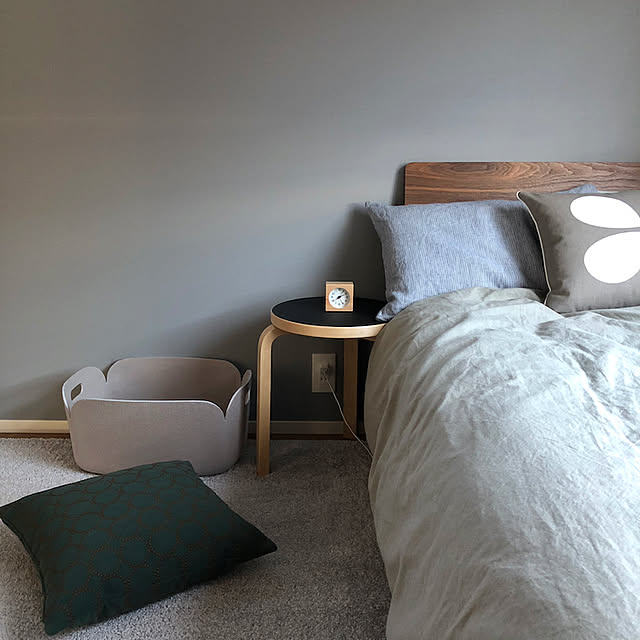 Bedroom,アントロンホームラグ,パペリナ,アルテック スツール60,MUUTO,ミナペルホネンタンバリン,寝室,無印良品,グレーの壁紙 hanaの部屋