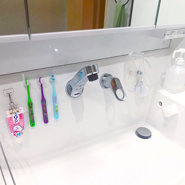 LIXIL,コップ収納,歯磨き粉収納,歯ブラシ収納,洗面台,ちょっといいもの,貼ってはがせる,セリア,子どものいる暮らし,Bathroom haruhirisuの部屋