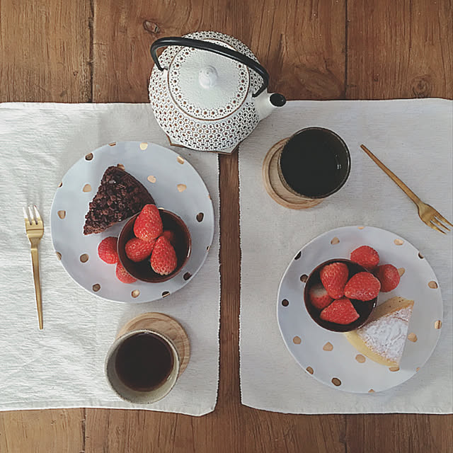 おやつの時間,ケーキ,南部鉄器カラーポット,南部鉄器,休日,暮らしの一コマ,ブラウン×ホワイト,小さなお家,シンプルライフ,パイン材,柿渋塗装,自然素材,木の家,ソストレーネグレーネ,いちご Reiyaの部屋