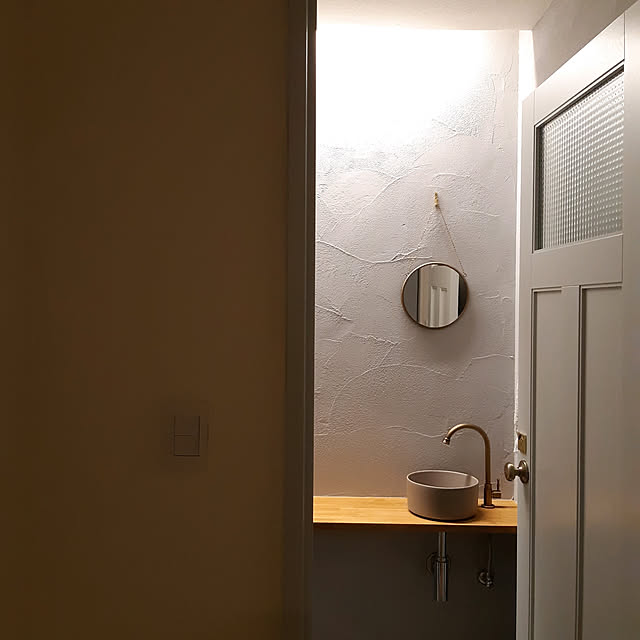 Bathroom,ラグジュアリー,ネコとエコの家,平屋,地元の工務店,スローライフ名古屋,漆喰塗り壁,左官屋さんの技,コテ波仕上げ,グレーが好き,蛇口,スワンキーアンティークブラス,手洗いボウル,シュイコンフォート,ミニモ,シエロ,平田タイル,ウォールミラー,ラウンドミラー,H&M HOME,間接照明,トイレの壁 nanoの部屋