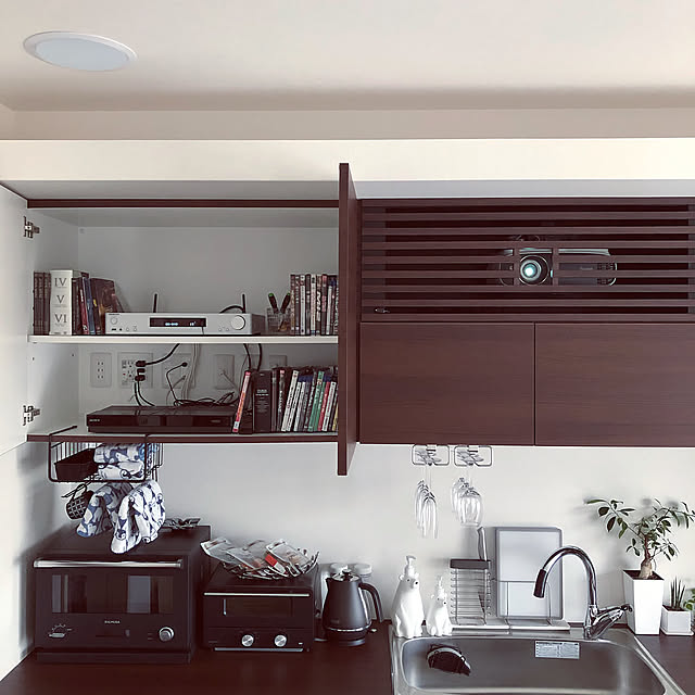 キッチン吊り戸棚の中,セカンドリビング,ホームシアター,BenQ,プロジェクター収納,プロジェクター,onkyo製天井埋め込みスピーカー,ONKYO5.1ch,レコーダー置き場,DVD収納,造作キッチン,造作棚,いつもいいねやコメありがとうございます♡,2世帯同居,後ほどゆっくりお邪魔します♡,2世帯住宅,2世帯の2階,Kitchen nuruiの部屋