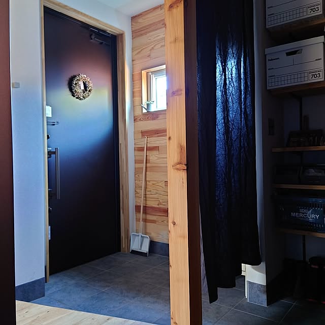 Entrance,カーテン,ドライフラワー,注文住宅,無垢の床,無印良品,無垢床,LIXIL窓,LIXIL玄関ドア,あらわし柱,bluewood,shituraeさんのリース,BANKERS BOX,タイル土間,インダストリアルインテリア,インダストリアル mamaの部屋