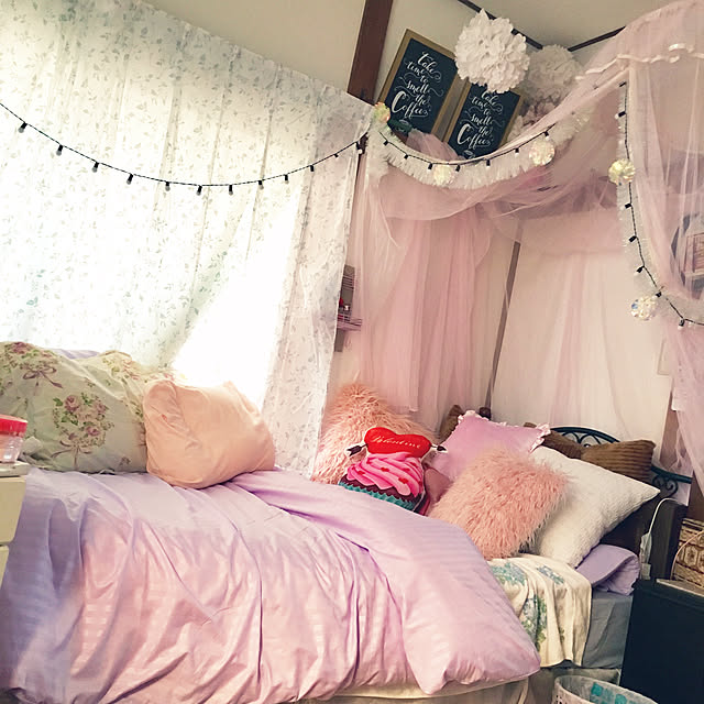 Bedroom,クッションたくさん♡,イルミネーションライト,モール,アイアンベッド,メッセージボード,レースカーテン,ポンポンフラワー,天蓋,ロマンティックプリンセス,パープル,ベットルーム,掛け布団カバー,築50年以上,8畳ワンルーム,賃貸,アパート shueの部屋