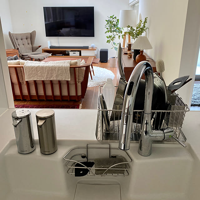 Kitchen,ながら家事,壁掛けテレビ,キッチンからの眺め,ソープディスペンサー 電動,ソープディスペンサー,シンプルヒューマン ディスペンサー,シンプルヒューマン,キッチン周り,キッチン用品,キッチン雑貨,ホワイトキッチン,タカラスタンダード オフェリア,タカラスタンダード,シンク周り,シンク,掃除しやすく,タッチレス水栓,色を合わせる,ありがとう,洗い物かご,キッチンインテリア,水切りかご,水切りカゴ,水切りラック naruminの部屋