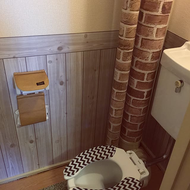 Bathroom,Wardrobe,トイレマット,トイレットペーパーホルダー,レンガ柄リメイクシート,レンガ風壁紙,トイレ改造計画,キャンドゥの板壁風シート,キャンドゥ,団地を楽しむ,市営住宅,団地リノベーション,団地,団地でも諦めない！,リメイクシート,ナチュラル,セリア mayuの部屋