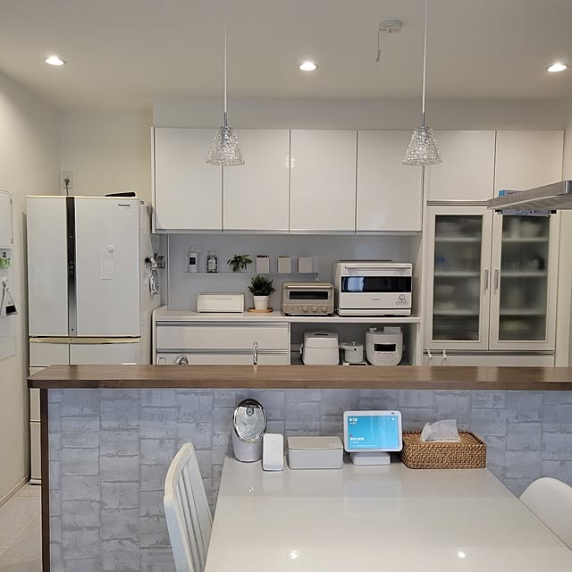 Kitchen,わが家のキッチン,タカラスタンダード キッチン,ホワイトインテリア,ホワイト基調,白で統一,SHARPヘルシオ,ブルーノオーブントースター,ニトリ,ブレッドケース,フェイクグリーン,グリーンのある暮らし,ポトス水挿し,ゆとりある暮らし目指して,ゆとりは大切,おはようございます♡,こんな感じです,キッチンライト,ペンダントライト,IKEAのダイニングテーブル,電気圧力鍋,ケトル,アレクサのある暮らし,無印良品,収納にゆとりを,マグネット収納,towerマグネットラック,マグネットで収納,タカラのホーローパネル maruの部屋