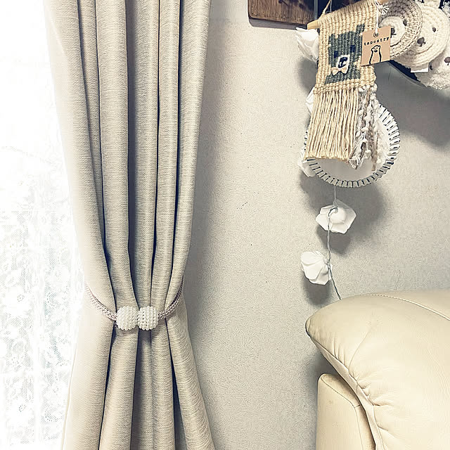 Lounge,くまさんのミニタペストリー,カーテンタッセル,100均,セリア,見ていただきありがとうございます♡,2枚投稿です♡,shushumamaちゃんのくまさん♡,薔薇のガーランドライト,koyutan-mjm ちゃん♡ ChiCoの部屋