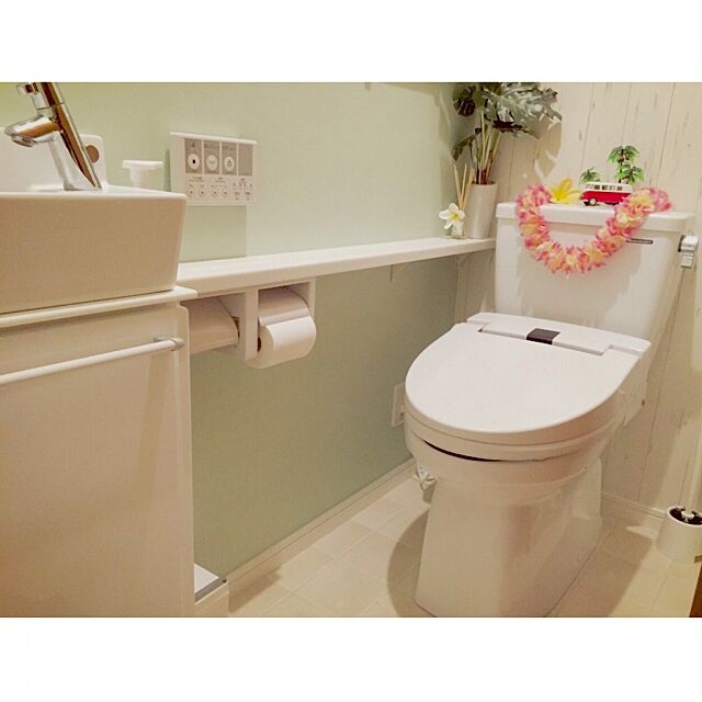 Bathroom,エメラルドグリーンの壁紙,白タイル柄,トイレだけはハワイを感じたい,タカラスタンダード,クッションフロア nekomusumeの部屋