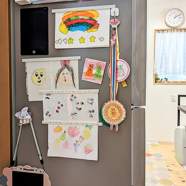 On Walls,お絵描き,子どもの作品,子どもと暮らす,見てくださってありがとうございます,10分でできる,冷蔵庫横スペース,ダイソー,マスキングテープ,マグネットバー cochonの部屋