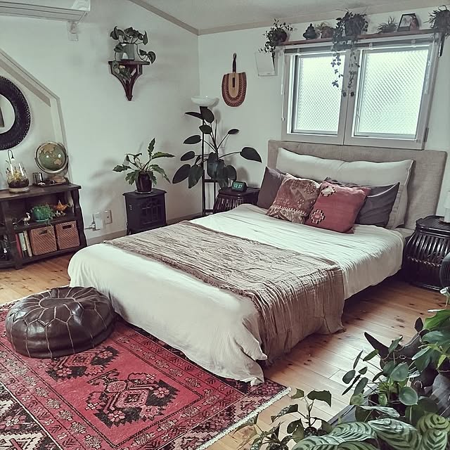 Bedroom,このカラーが好き！,キリムクッション,プフ,ボタニカルインテリア,植物のある暮らし,ヘッドボードDIY,ヴィンテージラグのある暮らし,ヴィンテージラグ,トーゴ,リーン・ロゼ,トーゴソファ rieの部屋