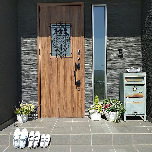 Entrance,暮らしのひとコマ,マイホーム記録,日々の暮らし,居心地の良い暮らし,子どものいる暮らし,歳の差兄弟,男の子4兄弟,ビオラ,ビオラ寄せ植え,LIXIL玄関ドア ri-eの部屋