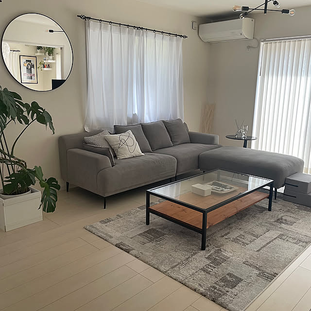 Lounge,モンステラ,グリーンのある暮らし,植物のある暮らし,IKEAの鏡,ソファ,シンプルが好き,ニチベイ,バーチカルブラインドセンターレース,ニチベイバーチカルブラインド,ウィルトンラグ,LINDBYN yuminnieの部屋