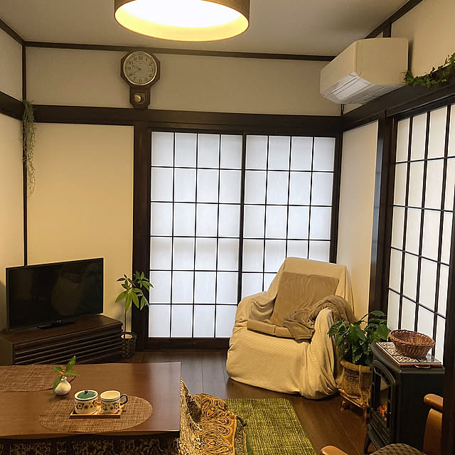 Lounge,和洋折衷インテリア,狭いながらも楽しい我が家♪,Panasonicペンダントライト,ダークブラウン×白,ダークブラウン,ブラウンインテリア,昭和の家,築40年,イケヒコ ラグ,ラグ,こたつのある部屋,こたつ,振り子時計,掛け時計 mommyの部屋