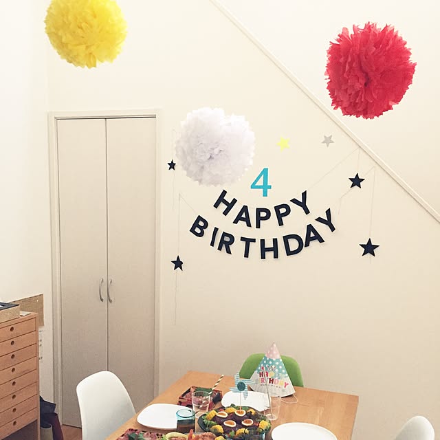 On Walls,誕生日 whitecubeの部屋