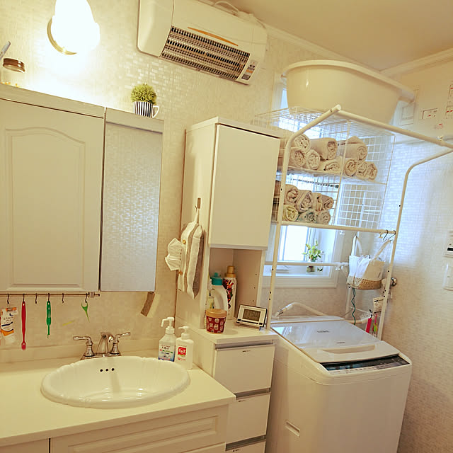 Bathroom,洗面所 収納,洗面台周り,脱衣場収納棚,白を基調に,しんぷるにしたい,光を求めて,赤ちゃんがいる生活,洗濯機,ベビーバス,ワイヤーネット収納,ランドリーチェスト,ワイヤーネット棚DIY,保存ありがとうございます♡,みどりのある暮らし,少ない収納スペース,ワイヤーネットDIY,ダイソー wata.kyouの部屋