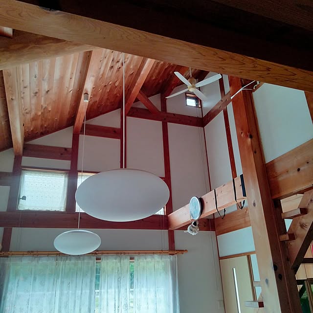 On Walls,ペンダントライト,無垢材,木の家,珪藻土の壁,木のぬくもり,国産木材,ねこと暮らす,吹き抜けリビングダイニング makaronの部屋