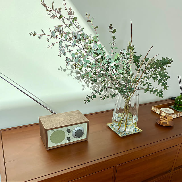 ユーカリポポラス,ユーカリ,音楽のある暮らし,ラジオのある暮らし,音楽×インテリア,スピーカーのある部屋,お洒落家電,ラジオ,チボリオーディオ・ラジオ,スピーカー,チボリラジオ,チボリオーディオ,tivoli Audio,音楽のある生活,買ってよかったもの,壁掛け時計,アートのある暮らし,My Shelf,チェスト上のディスプレイ,チェストの上,花のある暮らし,枝物が好き,枝物 naruminの部屋