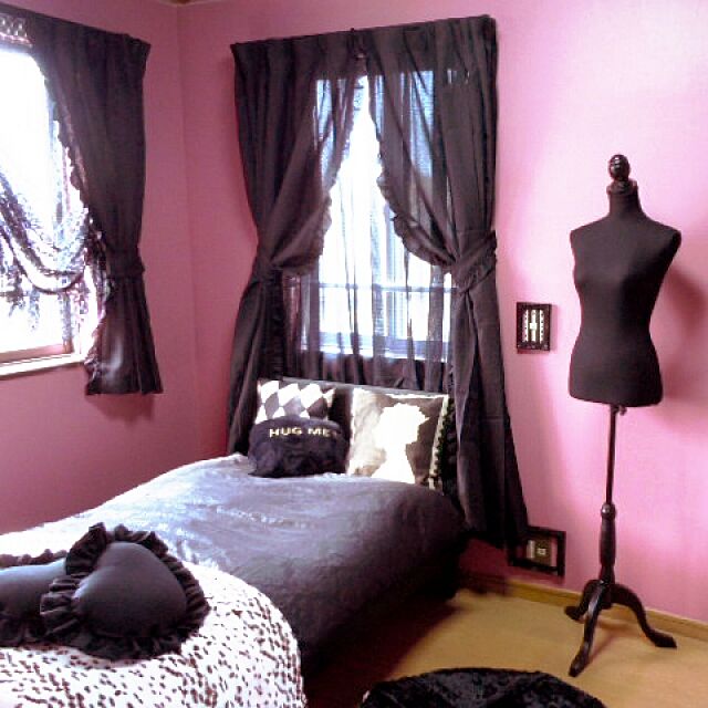 Bedroom,ピンクの壁,黒家具,ゴシック,ハート,クッション,カーテン Mitsubachiの部屋