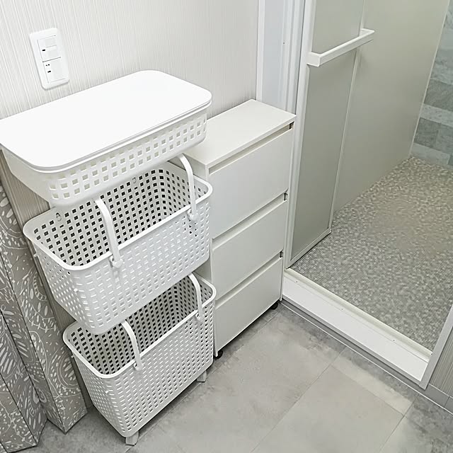 Bathroom,ランドリーバスケット,ホワイト,洗面所,洗面所 収納,狭い洗面所,スリム,スタッキング,キャスター付き,バスルーム,風呂,ホワイト&グレー,KEYUCA,グレー,TOTO,サンゲツ,ほっからり床,石目調,クッションフロア,4枚あります,グレーの床,スリム収納,タオル収納,バスタオル収納,フラップ,薄型,狭くてもあきらめない,洗濯物入れ,洗濯かご,洗濯用品,目隠し,プラスチック,持ち運べる,カゴの大きさも選べる,持ち手つき,組合せ自由,洗面所と風呂場の色を統一して広く感じたい,掃除機かけやすい,カゴのサイズ3種類,like-it,ライクイット,バスケット,収納,バスケット収納,洗面所の床,ほっカラリ床 w+の部屋