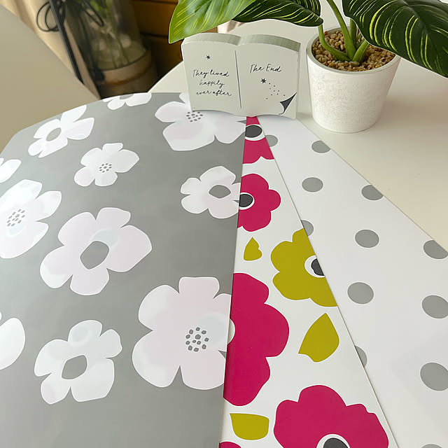 置物,ブック型木製オブジェ,早く使いたい♡,可愛い♡,水玉模様のランチョンマット,マリメッコ風ランチョンマット,キャンドゥ購入品,インテリア雑貨大好き,100均大好き♡,My Desk,ダイソーの造花 eriharuの部屋
