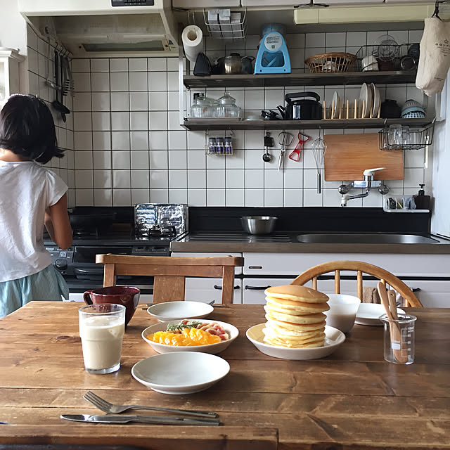 Kitchen,皿,無印,ニトリのお皿,ニトリ,休日の朝食,休日,朝ごはん,賃貸,賃貸暮らし,暮らし,アーコールチェア,チャーチチェア,ダイニングテーブル,古道具 tocotoco.10の部屋