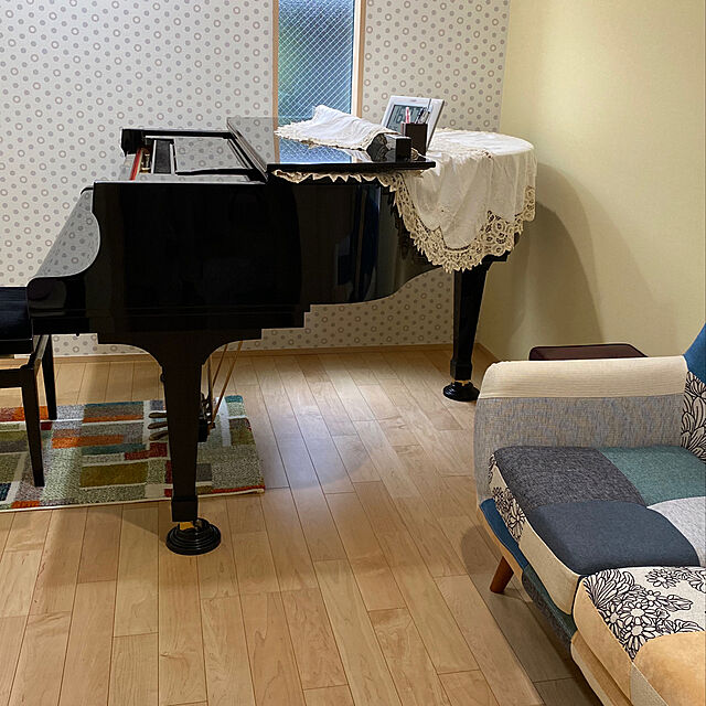 黄色い壁,グランドピアノ,ピアノのある部屋,アクセントクロス,ソファ,Overview,メープルの床,ピアノ教室 24pianopianoの部屋